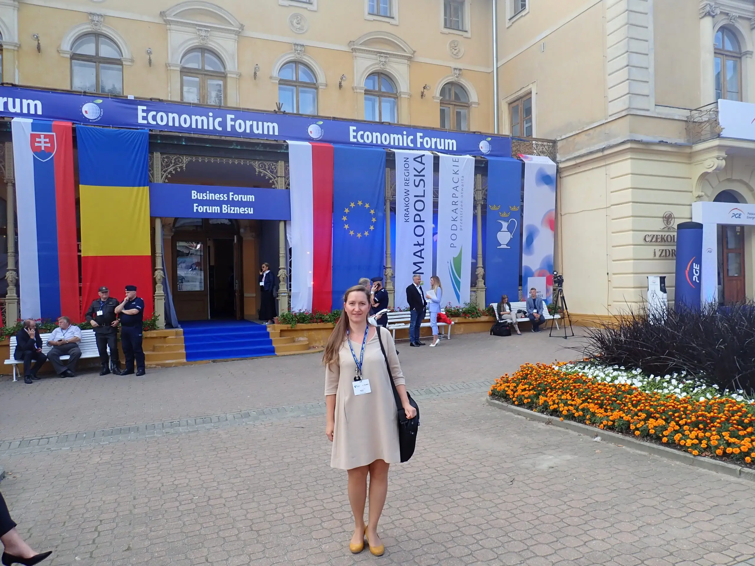 kobieta i mężczyzna, pracujący w biurze